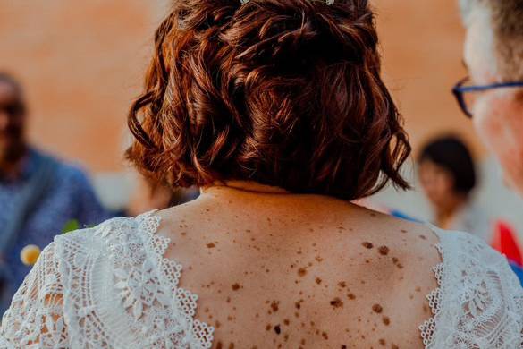 Boucles et dos dentelle