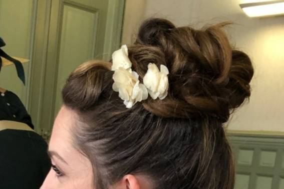 Chignon haut + fleurs