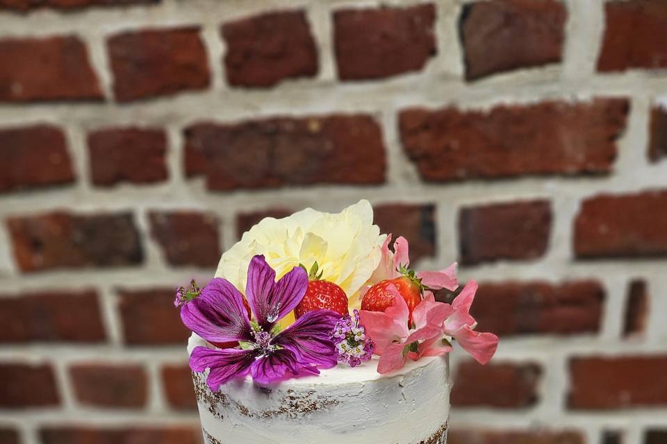 Naked cake fleurs et fruits