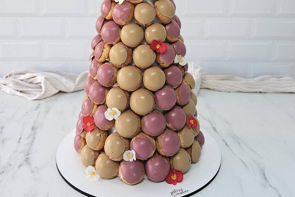 Pièce en choux colorée