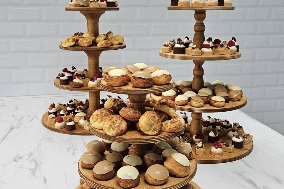 Buffet sucré avec présentoirs