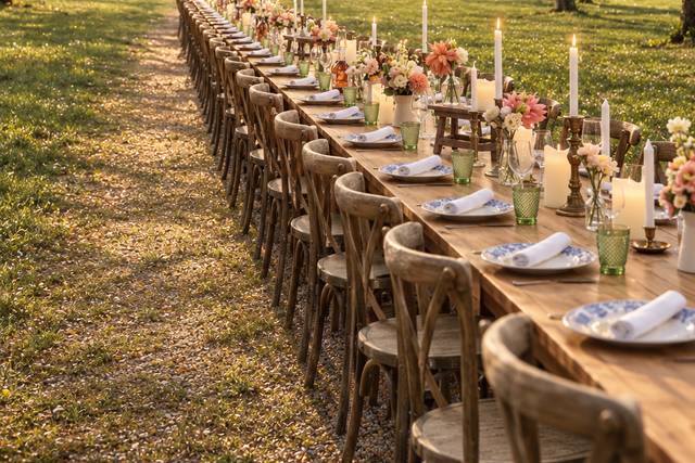 Table banquet dans l'allée