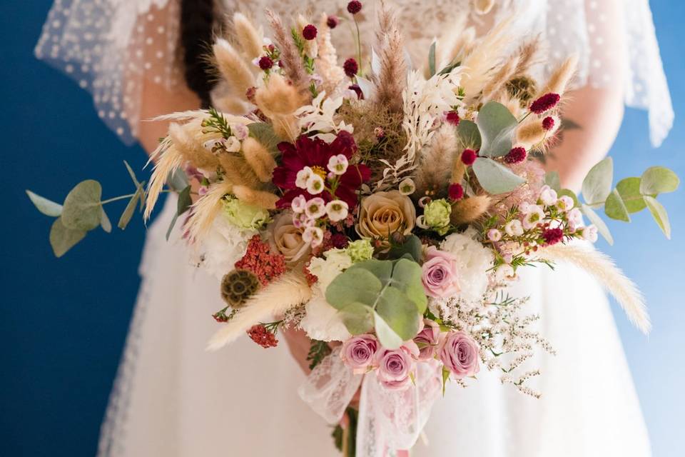 Bouquet de mariée avec fleurs