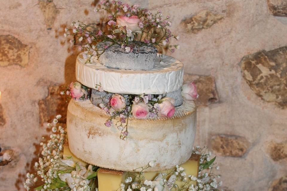 Un gâteau de mariage en fromage