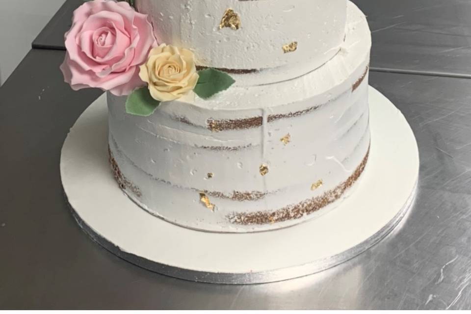 Nude cake, fleurs en pâte à su