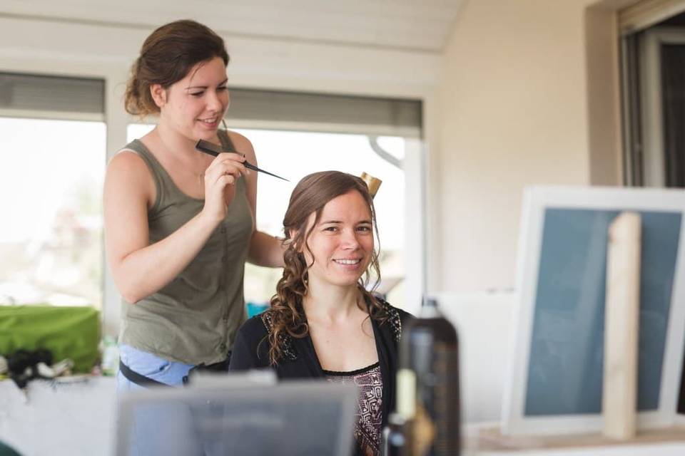 Coiffure bouclée sur le côté