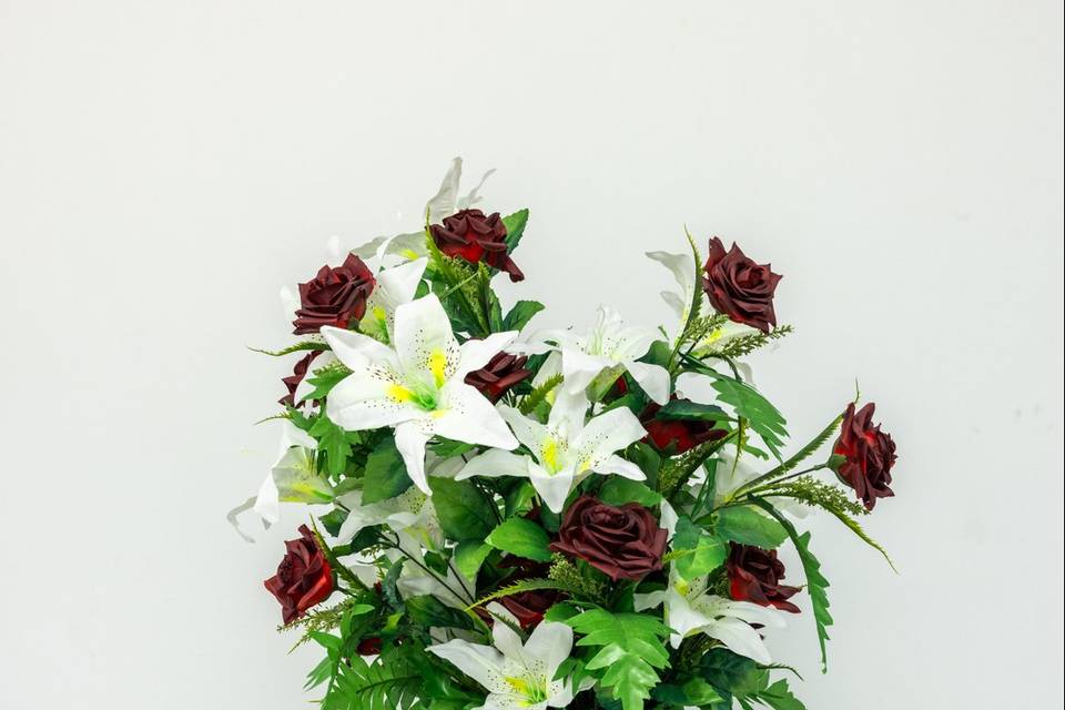 Arrangement fleurs rouges blanches