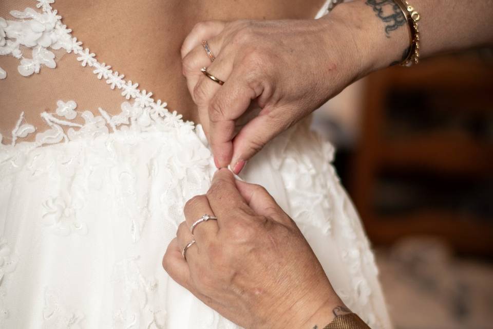 Enfilage de la robe de mariée