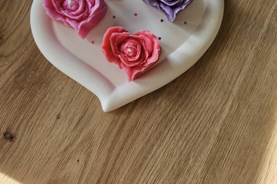 Bougies cœur en fleur sur plat