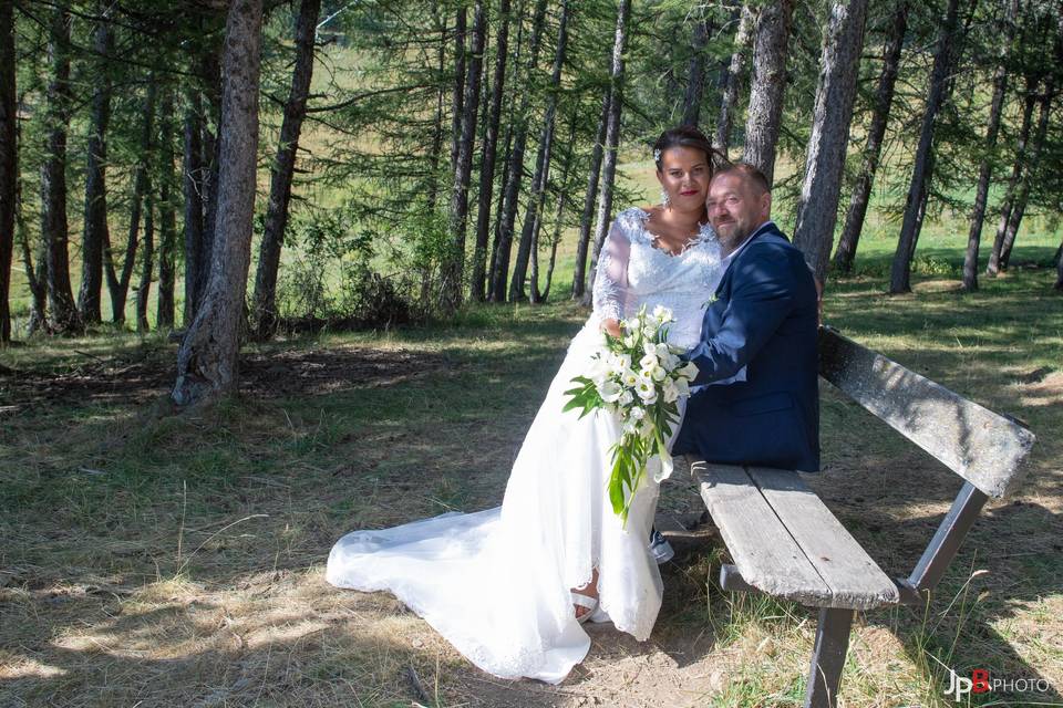 Séance de couple dans la forêt