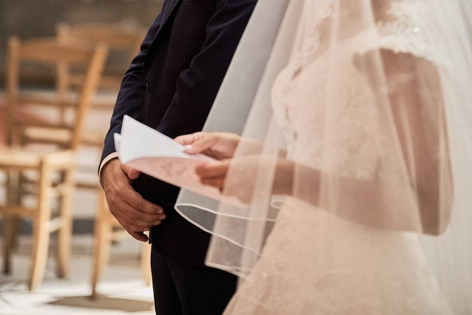 Les mariés à l'église