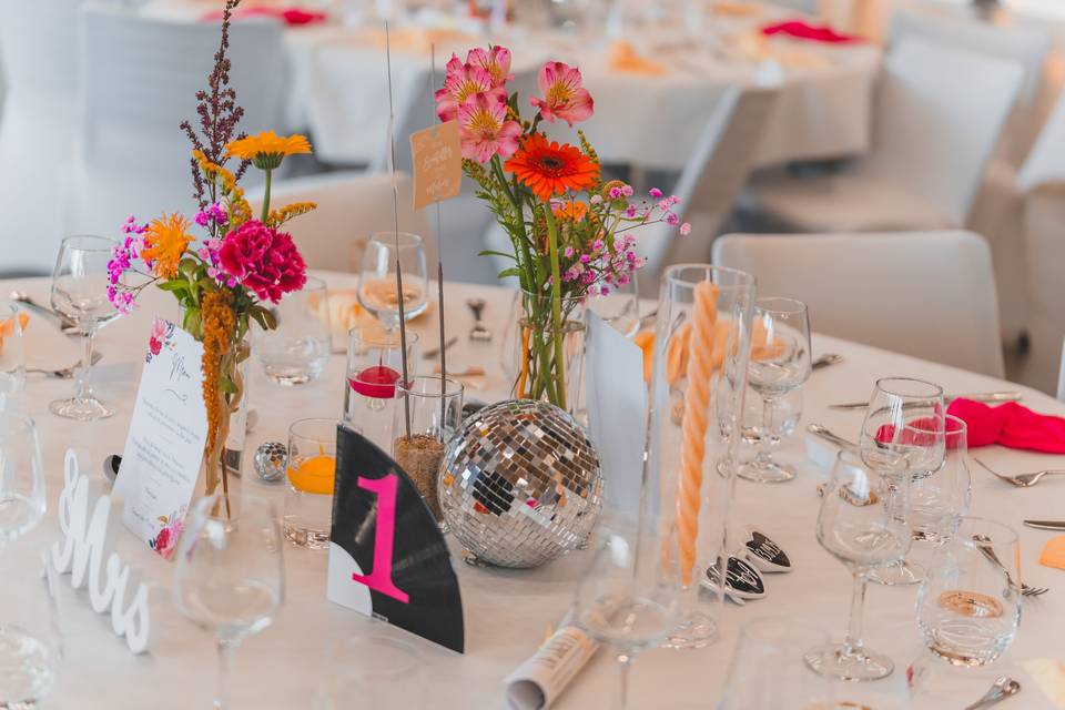 TABLE THÊME COLORÉ