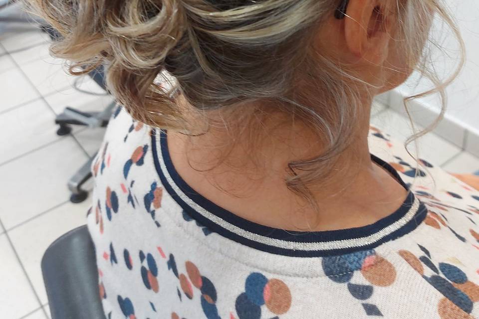 Coiffure texturée avec fleurs