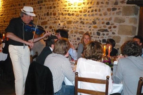 Violon près des convives