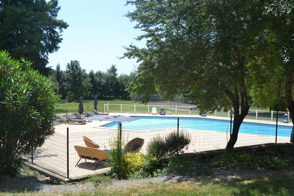 Terrasse donnant sur piscine