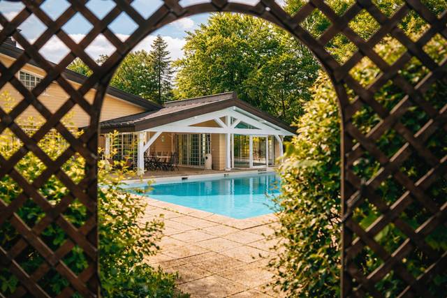 Jardin & piscine ensoleillés